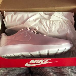 NEW NEVER BEFORE WORN WOMENS SIZE 8 NIKE TANJUN PREMIUM IN PARTICLE ROSE